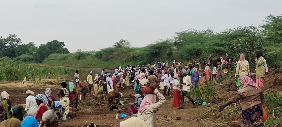 పని చేస్తున్న కూలీలు