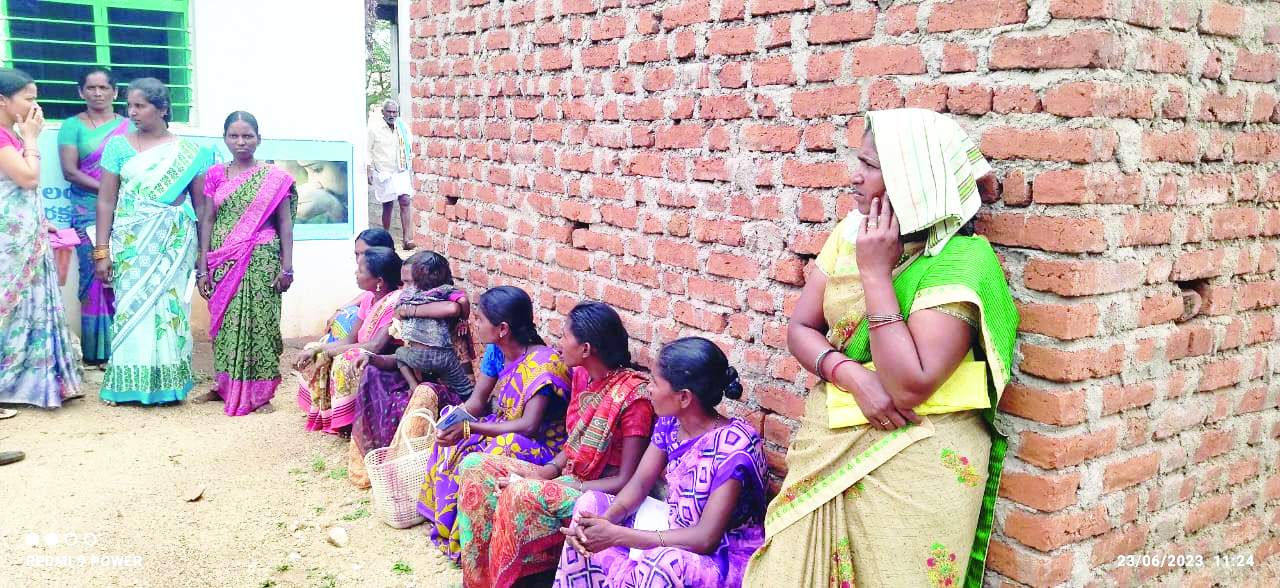 అధికారుల కోసం వేచి ఉన్న చెంచులు