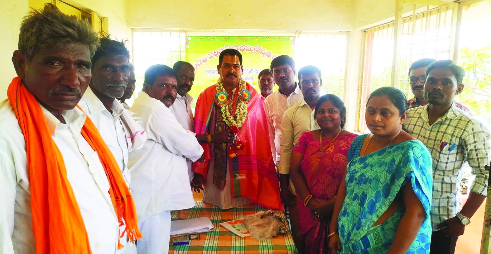 ఎంఇఒను సన్మానిస్తున్న సర్పంచి, ఛైర్మన్‌