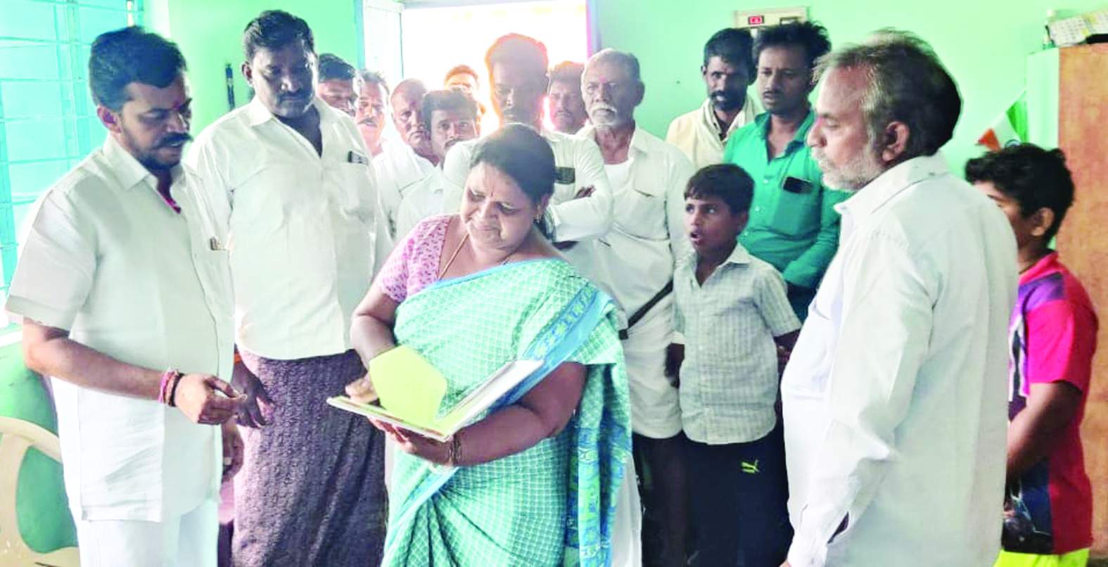 అంగన్వాడీ కేంద్రంలో రికార్డులను పరిశీలిస్తున్న మురళీమోహన్‌ రెడ్డి