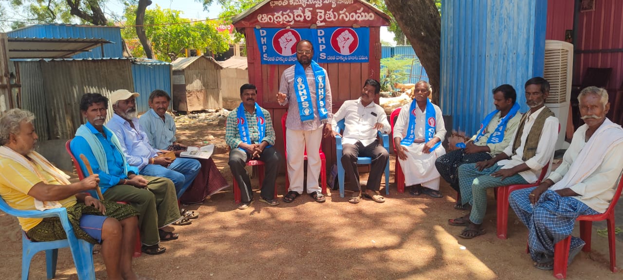 సమావేశంలో మాట్లాడుతున్న జిల్లా కార్యదర్శి మహేష్‌