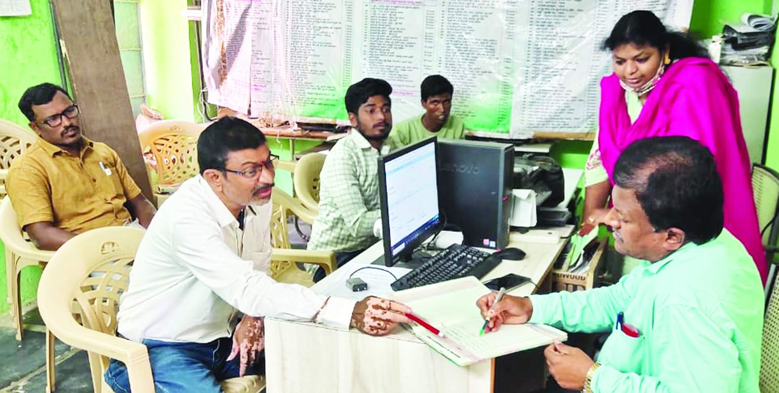 సిబ్బందితో మాట్లాడుతున్న ఎంపిడిఒ