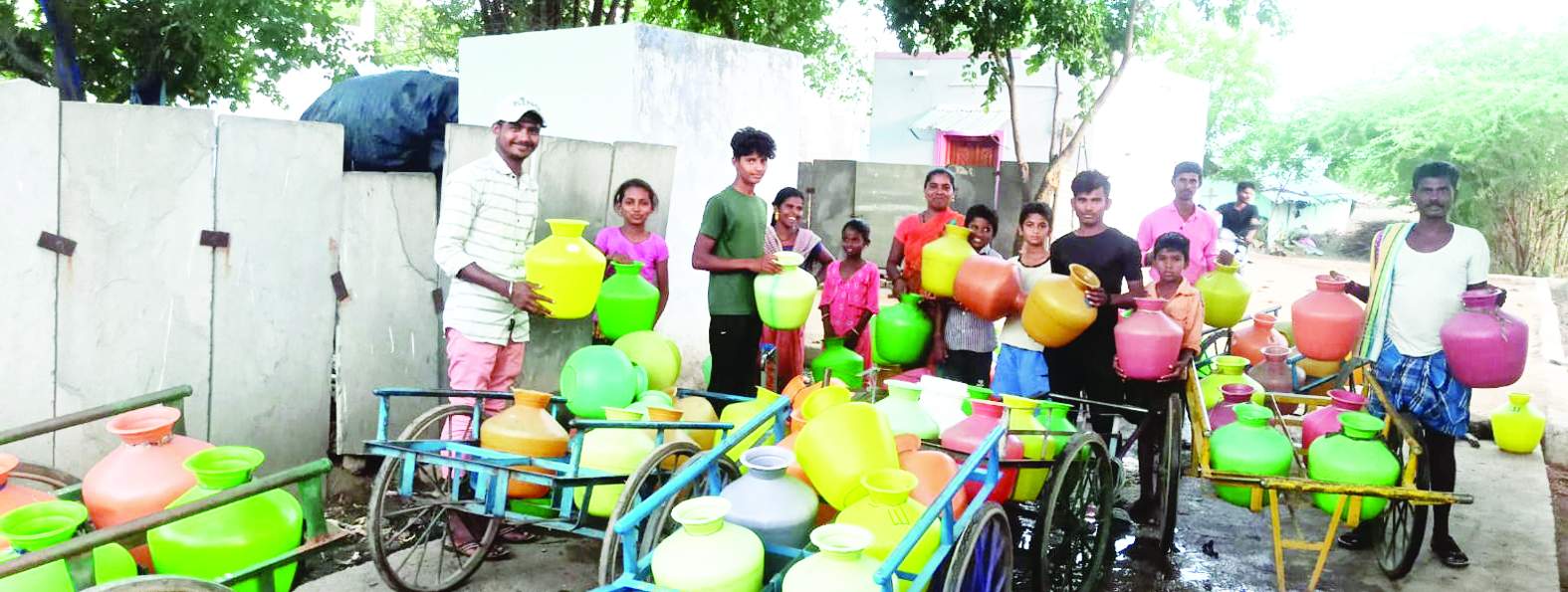 ఖాళీ బిందెలతో ఉన్న ప్రజలు