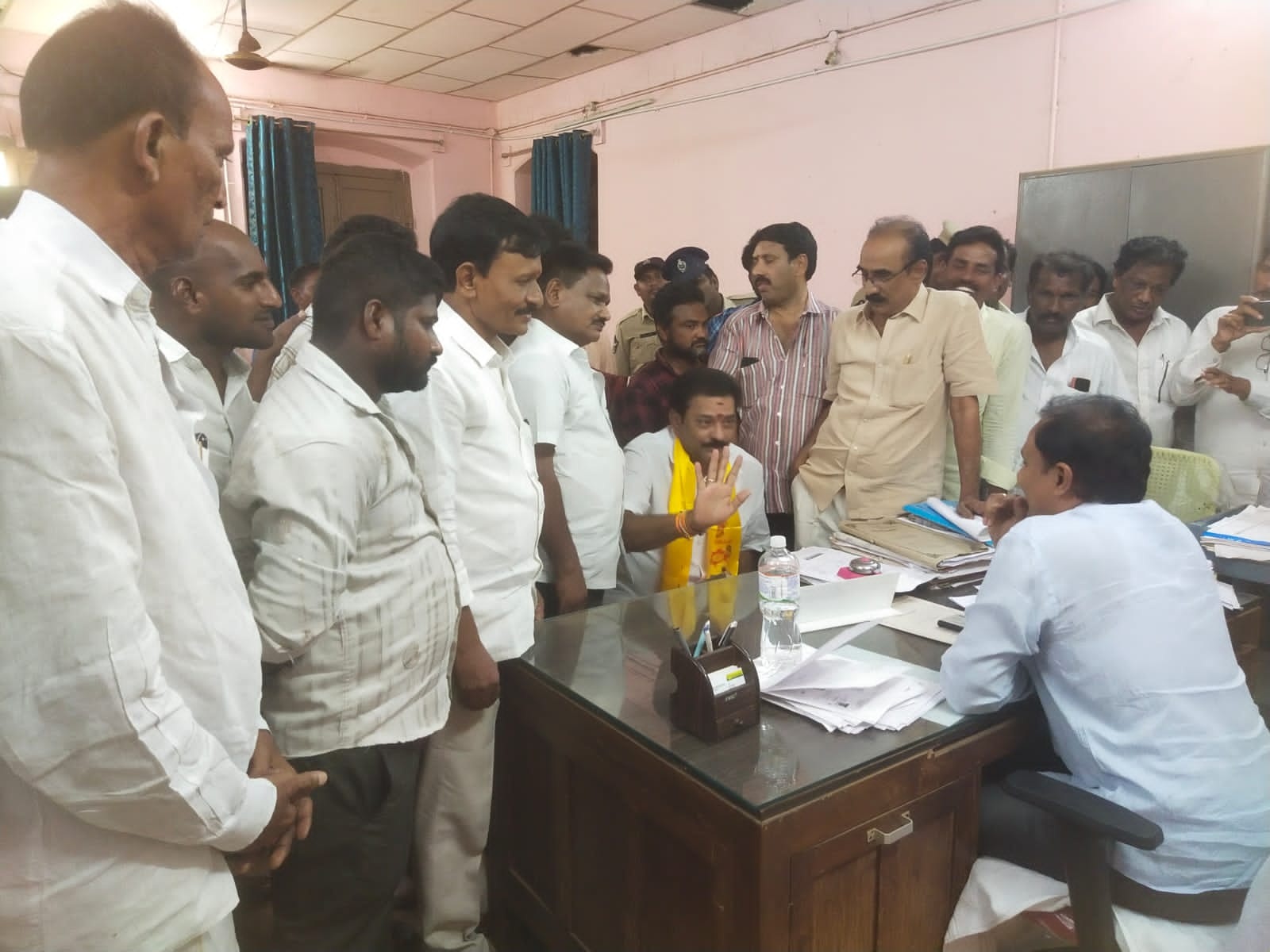 గ్రావెల్‌ తరలింపు ఆపేంతవరకూ పోరాటం