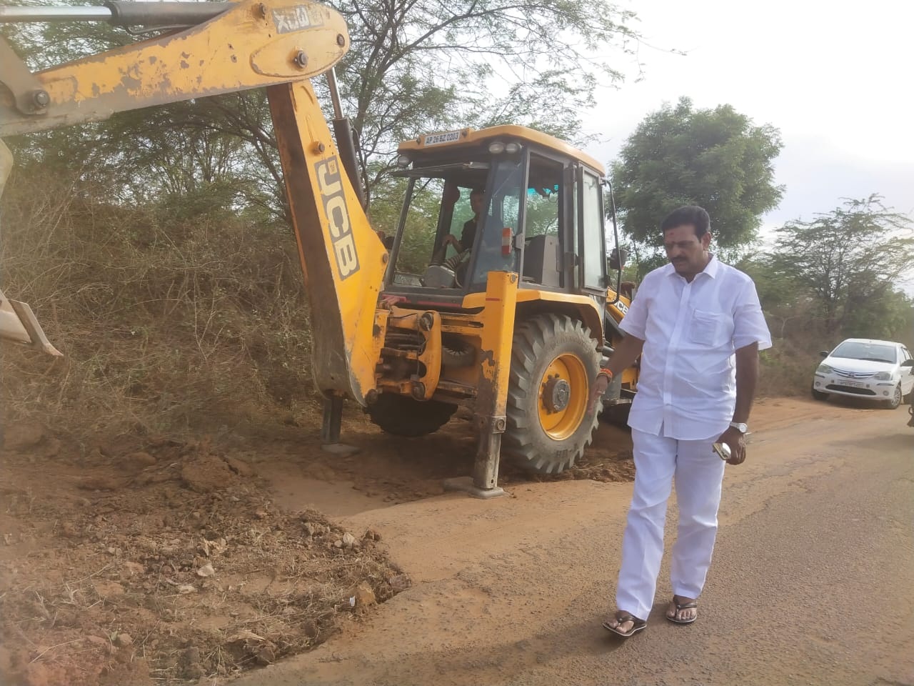 రోడ్డు పనులు చెపట్టిన మాలేపాటీ