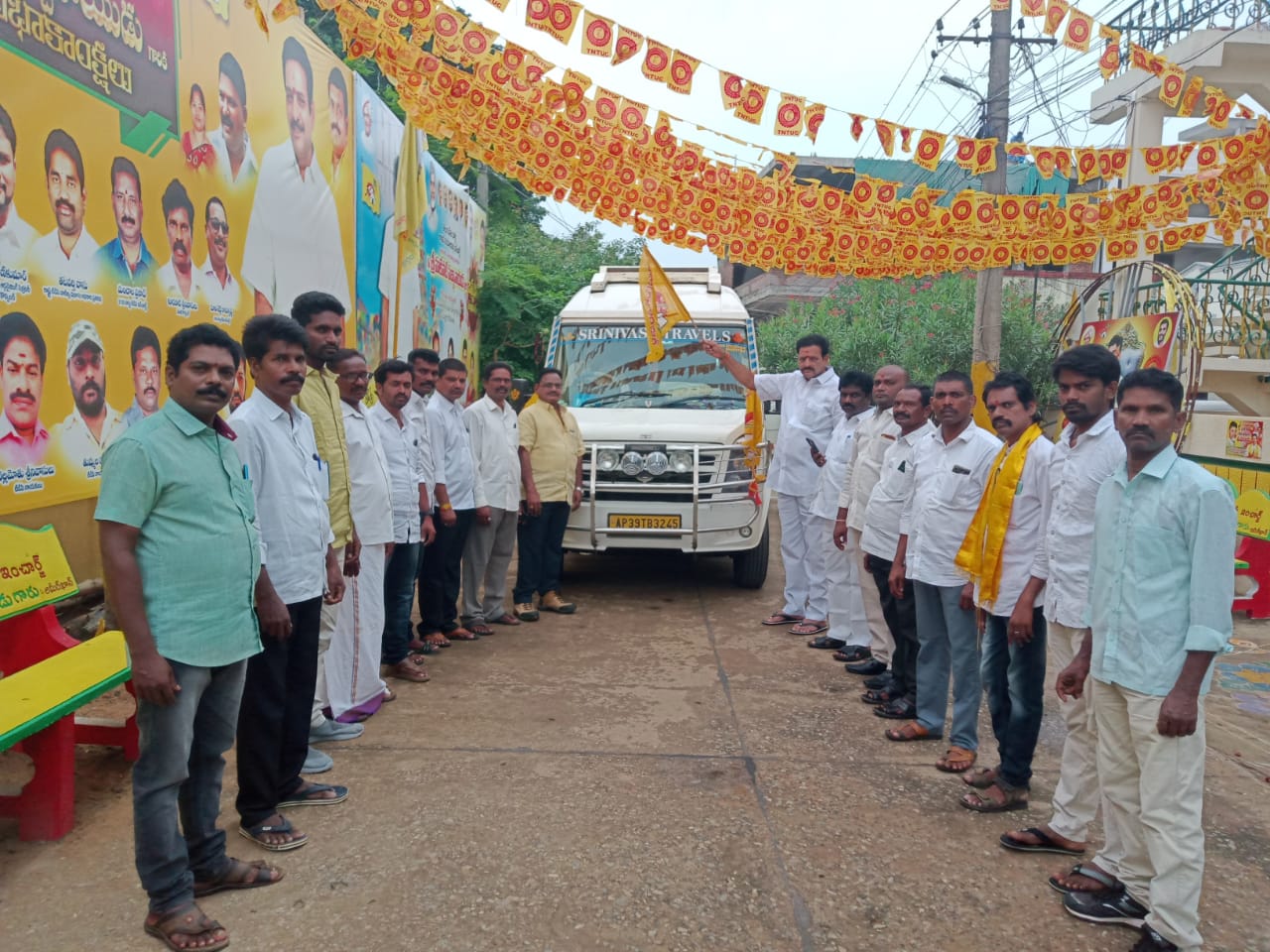 ఆత్మీయ సమావేశానికి తరలిన టిడిపి నాయకులు