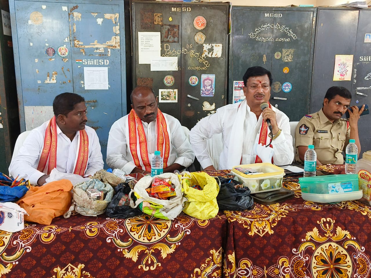 సమావేశంలో మాట్లాడుతున్న ఇఒ