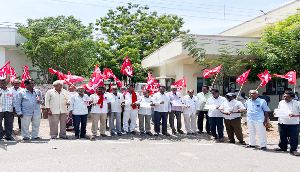 CPM-dharna-in-Mangalagiri-to-reduce-the-increased-electricity-charges
