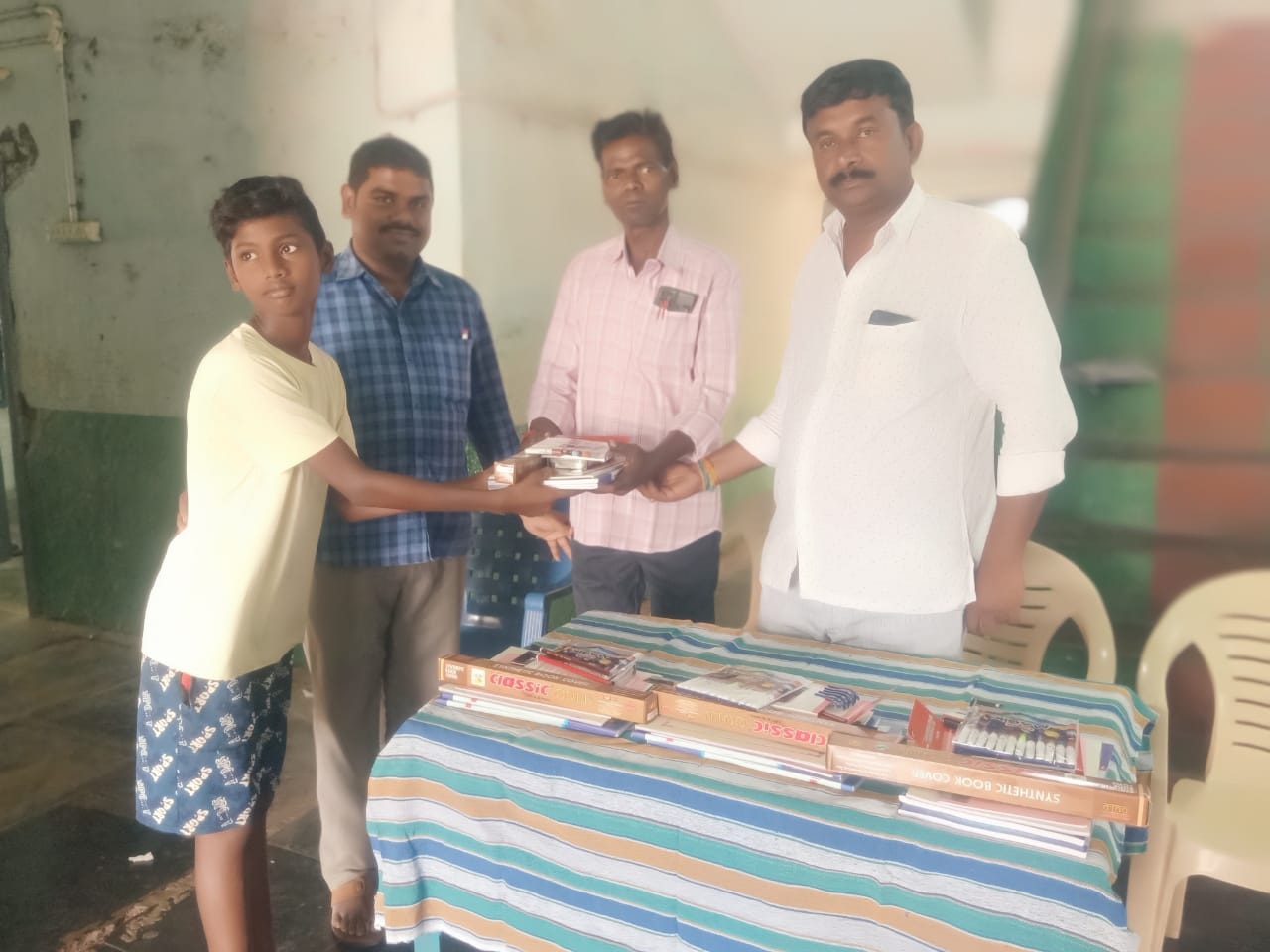 విద్యాసామగ్రి పంపిణీ