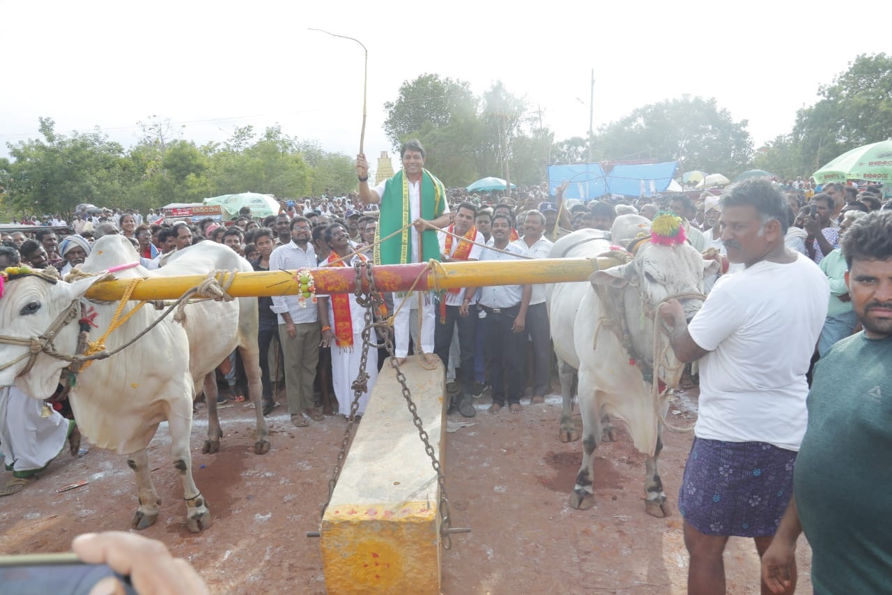 బండలాగుడు పోటీలు ప్రారంభం