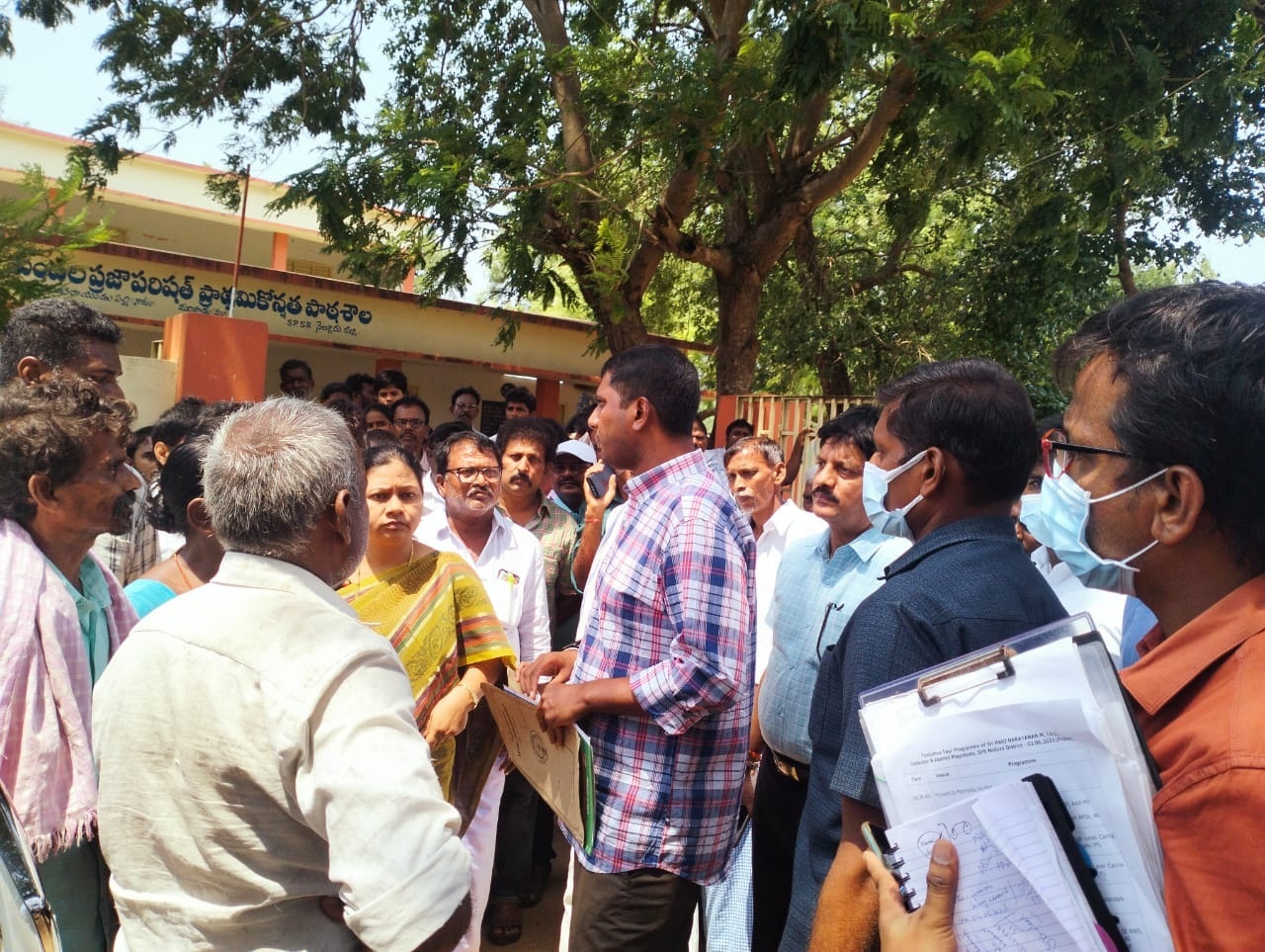 పడమటినాయుడుపల్లిలో కలెక్టర్‌ పర్యటన