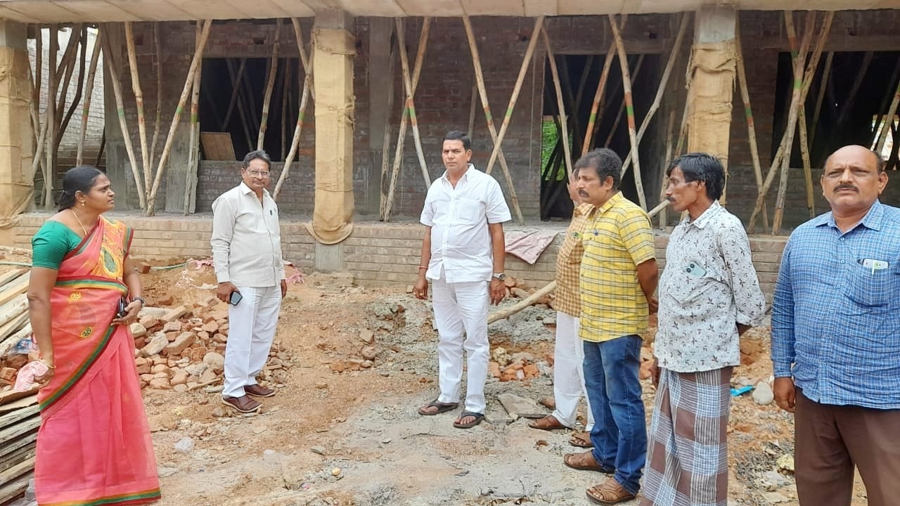 నాడు-నేడు పనులు పరిశీలన