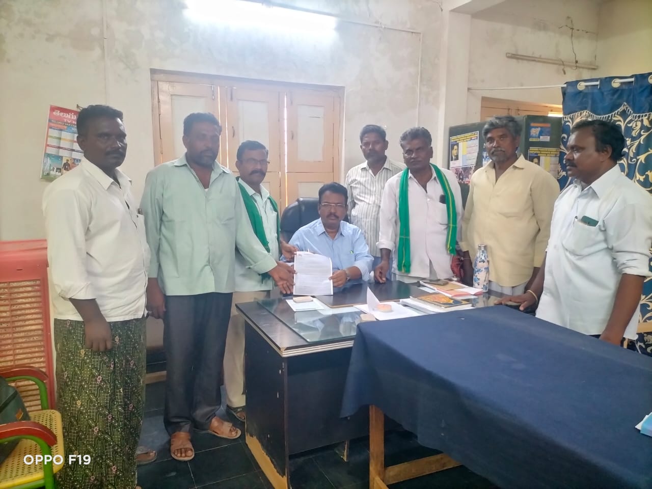 తాసిల్దార్‌కు వినతి పత్రం అందజేస్తున్న దృశ్యం