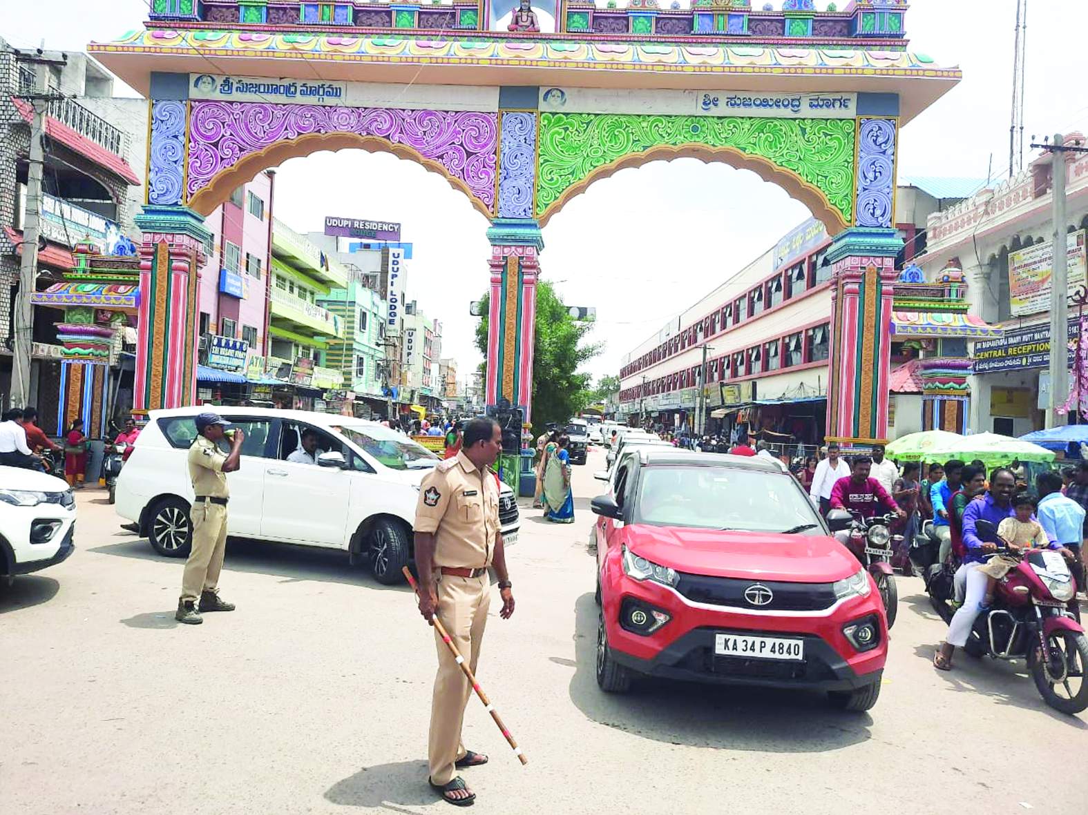 ట్రాఫిక్‌ను పునరుద్ధరిస్తున్న సిఐ శ్రీనివాసులు