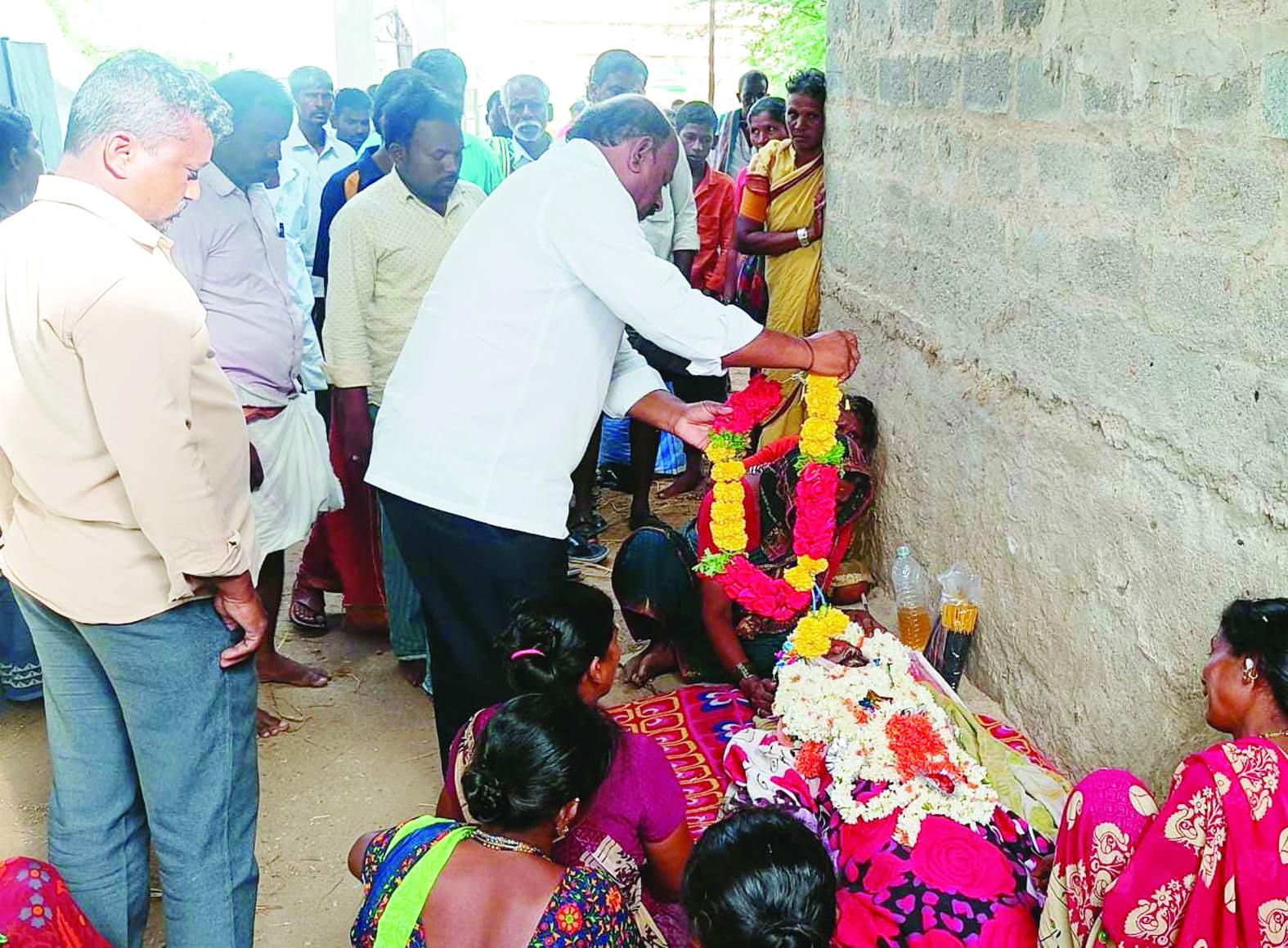 నివాళులర్పిస్తున్న నాయకులు