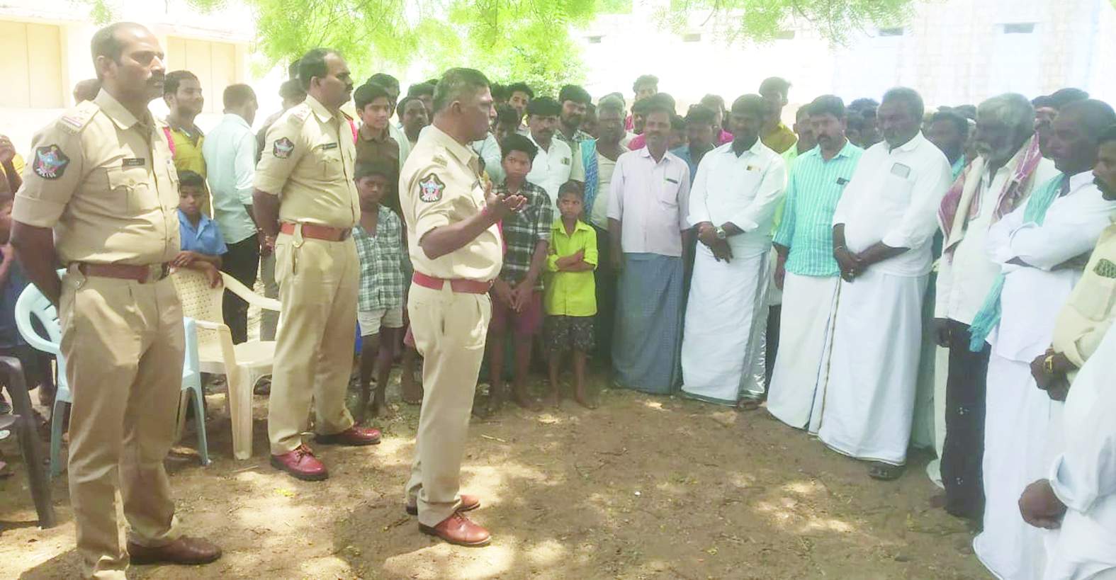 గ్రామస్తులతో మాట్లాడుతున్న డీఎస్పీ సీతారామయ్య