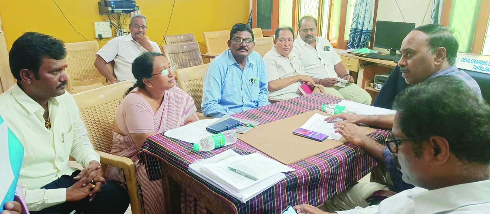 అధికారులతో మాట్లాడుతున్న స్పెషల్‌ డిప్యూటీ కలెక్టర్‌