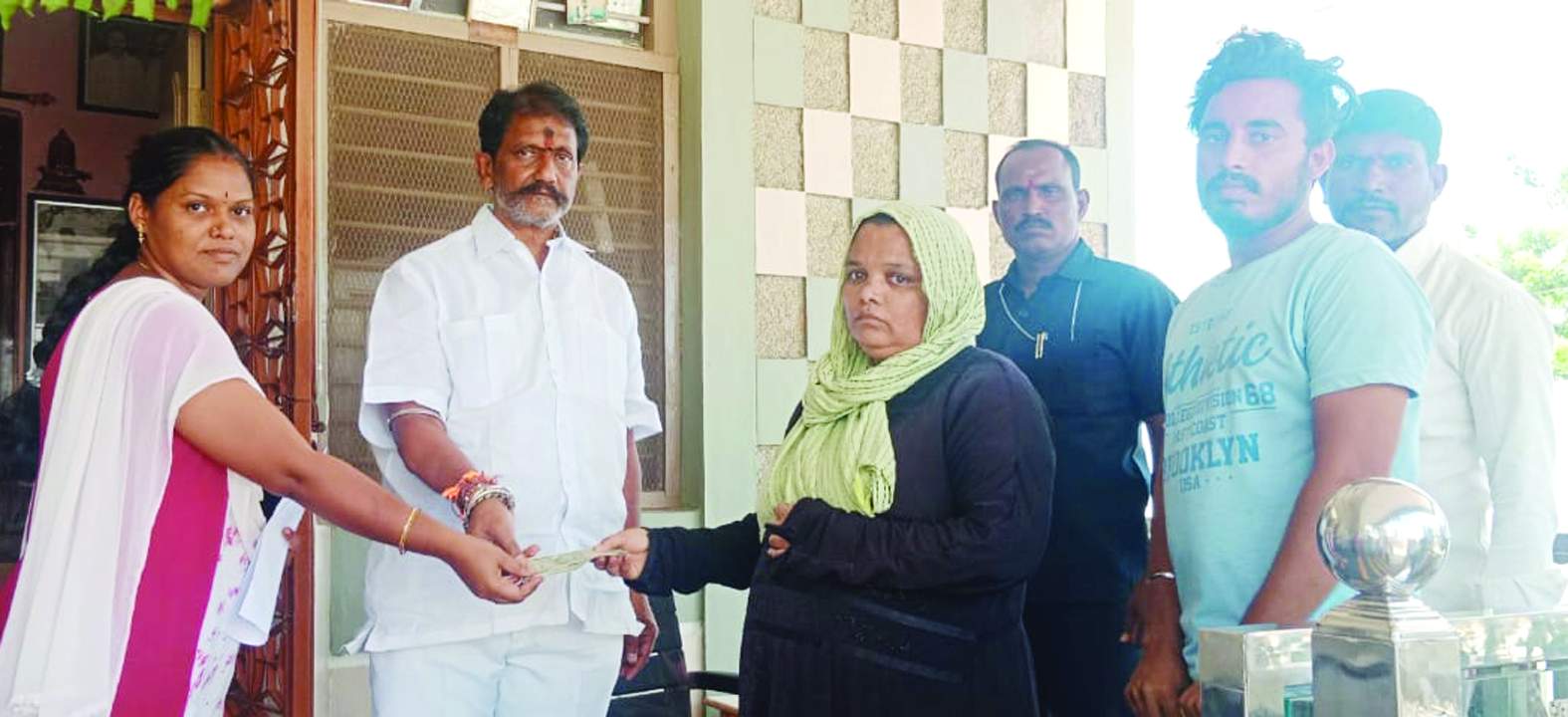 బీమా నగదును అందజేస్తున్న ఎమ్మెల్యే బాలనాగిరెడ్డి