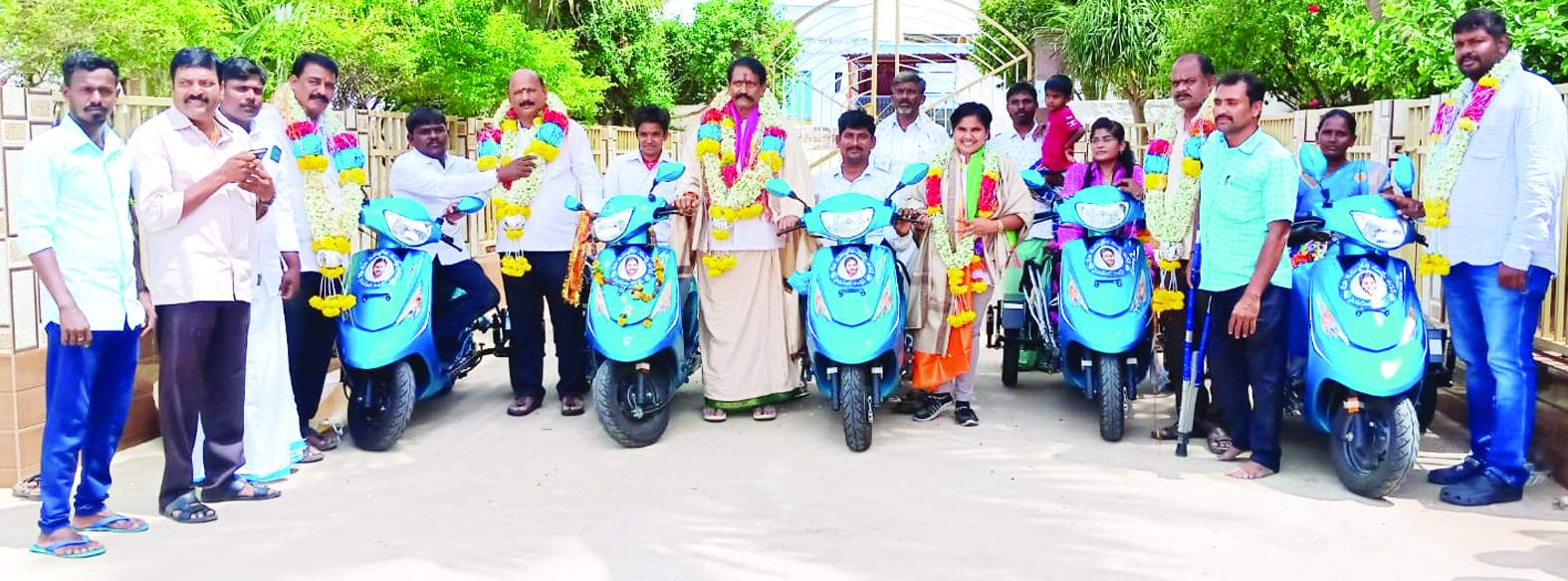 ఎమ్మెల్యేను, నాయకులను సన్మానిస్తున్న వికలాంగులు