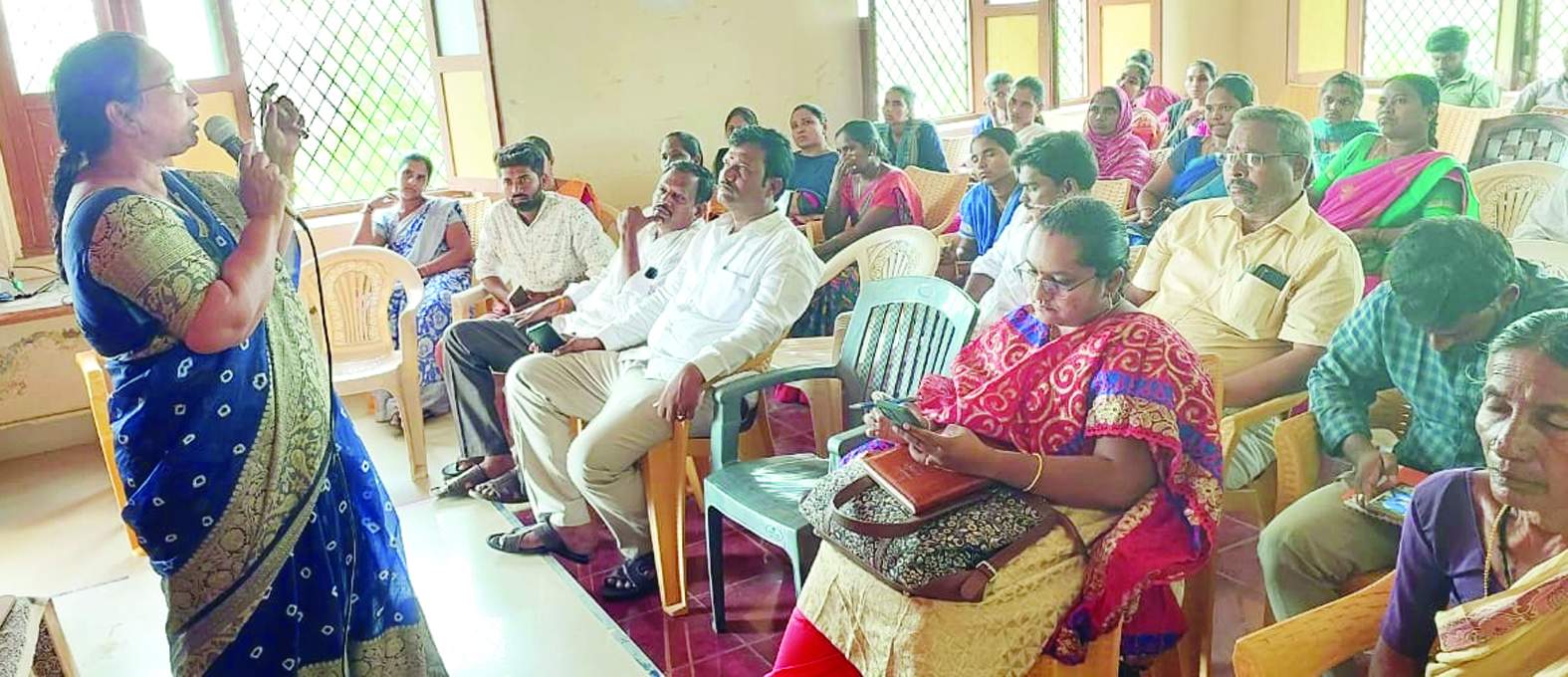 సమావేశంలో మాట్లాడుతున్నఎంపిడిఒ