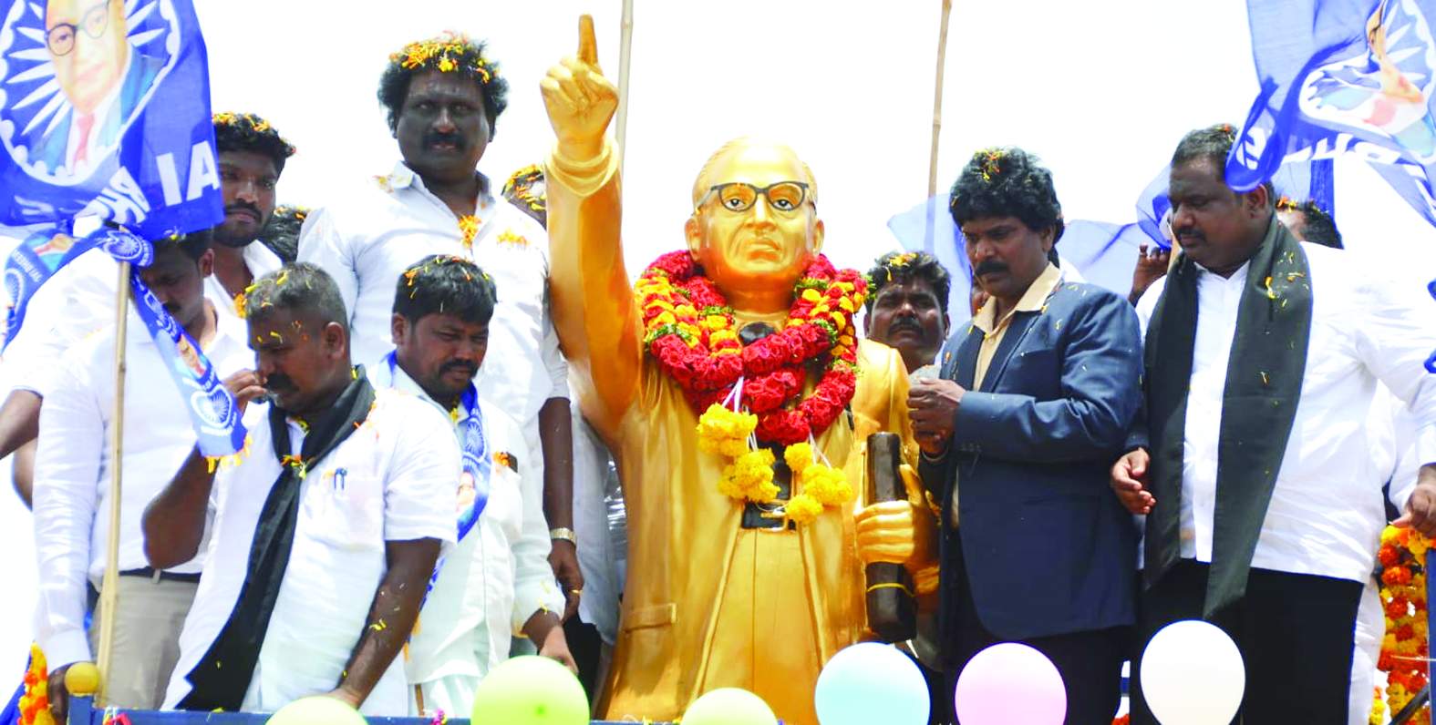 విగ్రహాన్ని ఆవిష్కరిస్తున్న నాయకులు