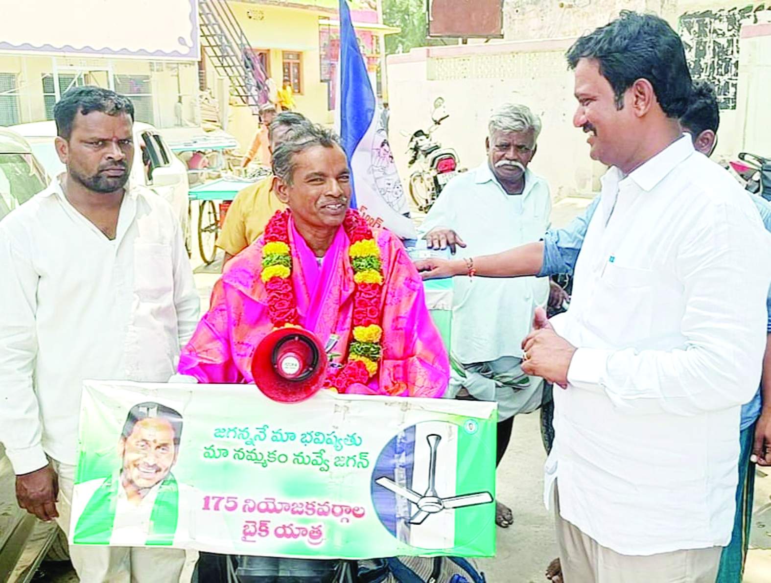 రాజుతో మాట్లాడుతున్న నాయకులు
