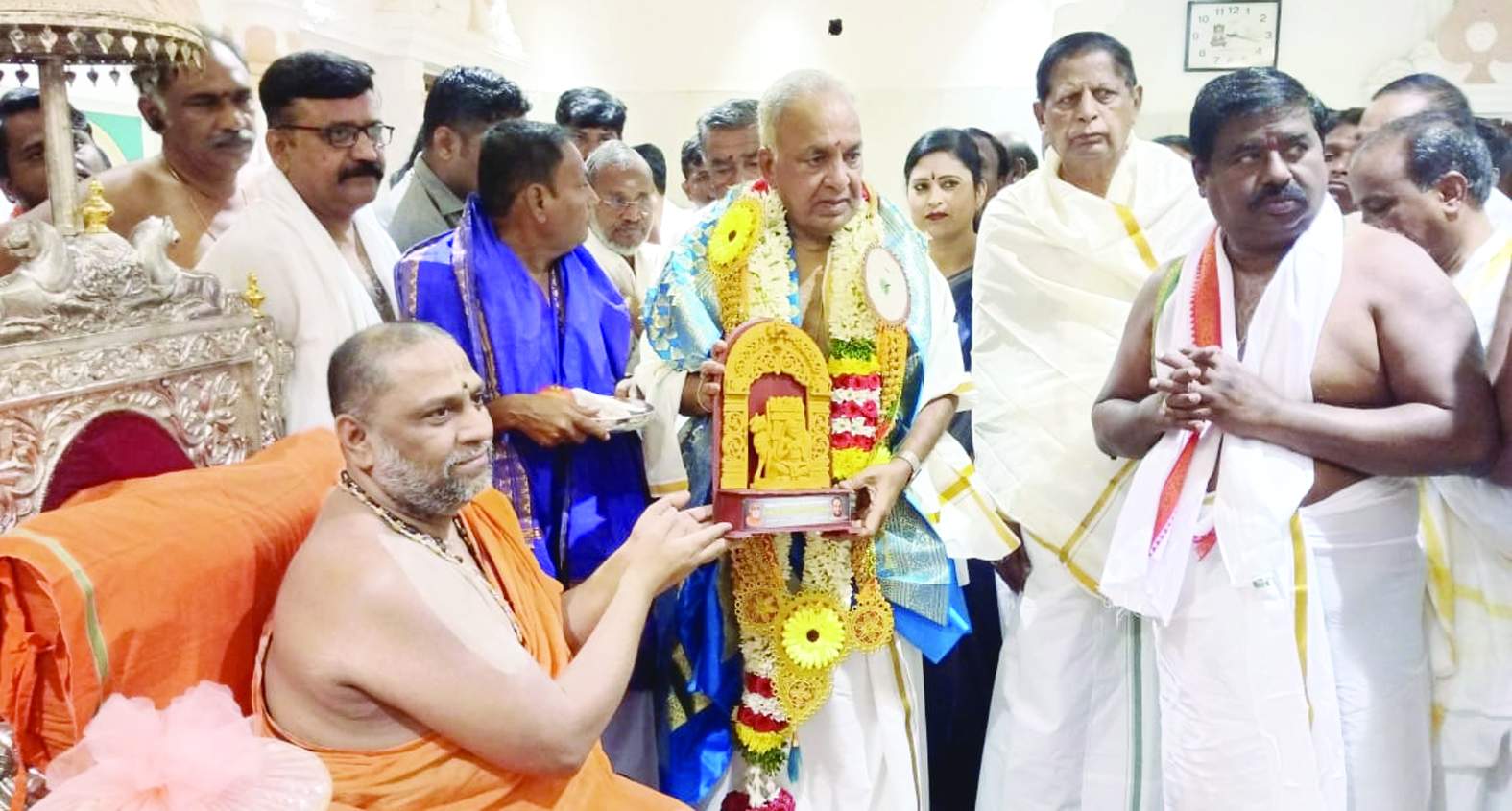 మంత్రికి మెమొంటో అందజేస్తున్న పీఠాధిపతులు