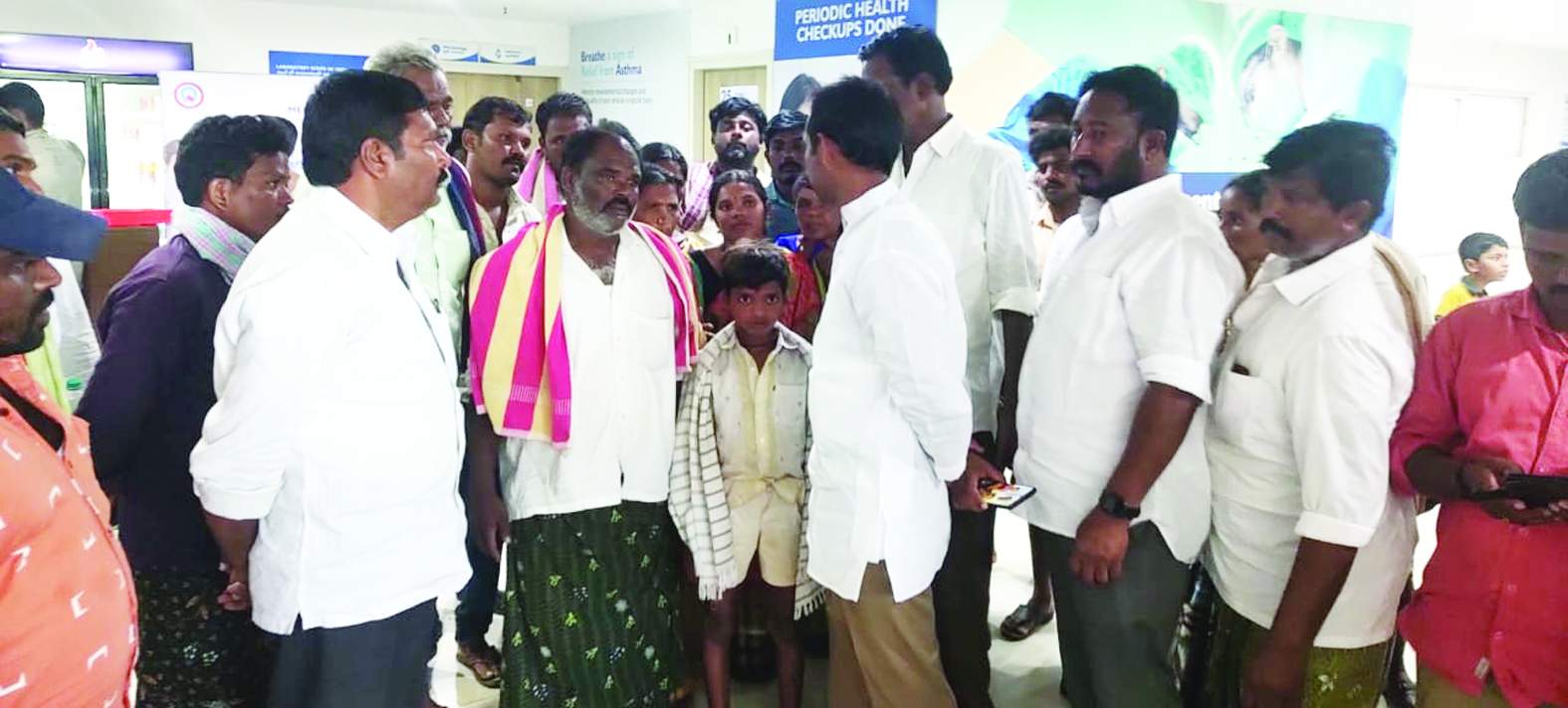 బాధిత కుటుంబాన్నిపరామర్శిస్తున్న ప్రదీప్‌రెడ్డి