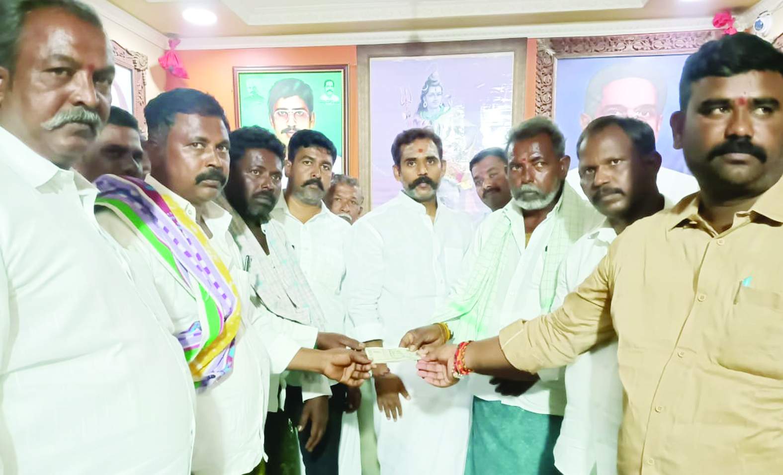 ఆర్థిక సాయం అందజేస్తున్న ప్రదీప్‌రెడ్డి