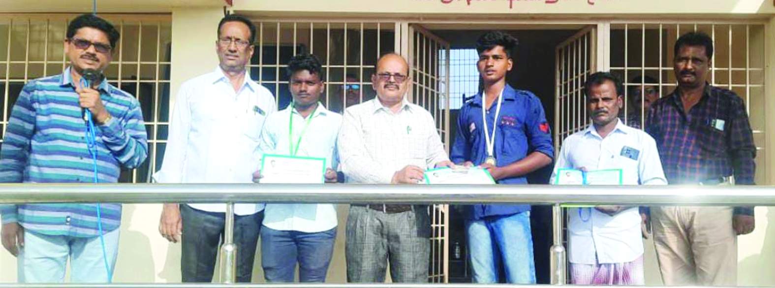 బహుమతులు అందజేస్తున్న ప్రధానోపాధ్యాయులు