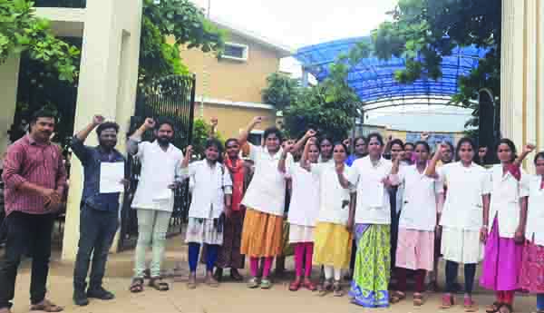 కాంట్రాక్ట్‌ స్టాఫ్‌ నర్సుల నిరసన