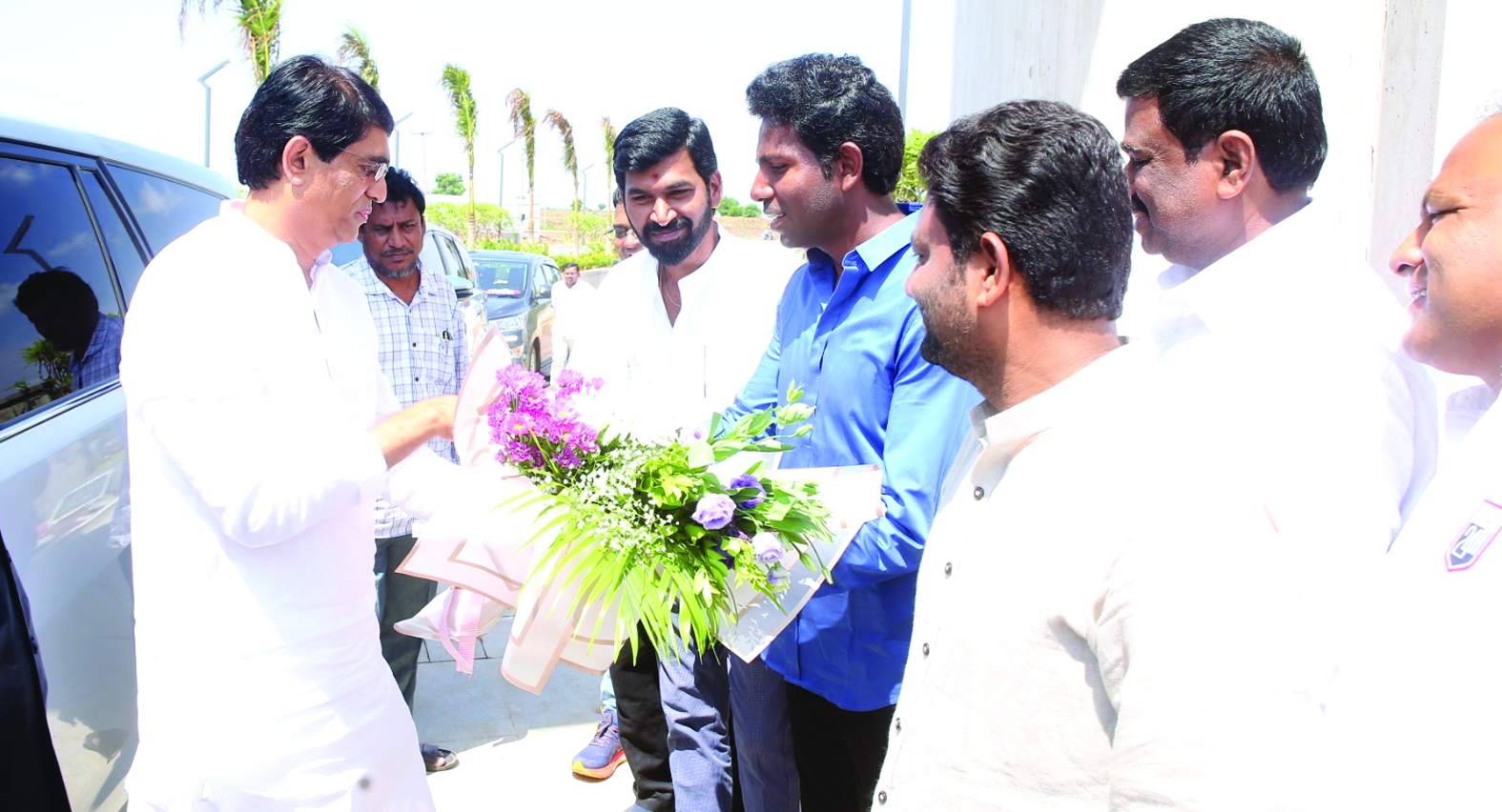 రాష్ట్ర ఆర్థిక శాఖమంత్రి బుగ్గనకు స్వాగతం పలుకుతున్న యాజమాన్య