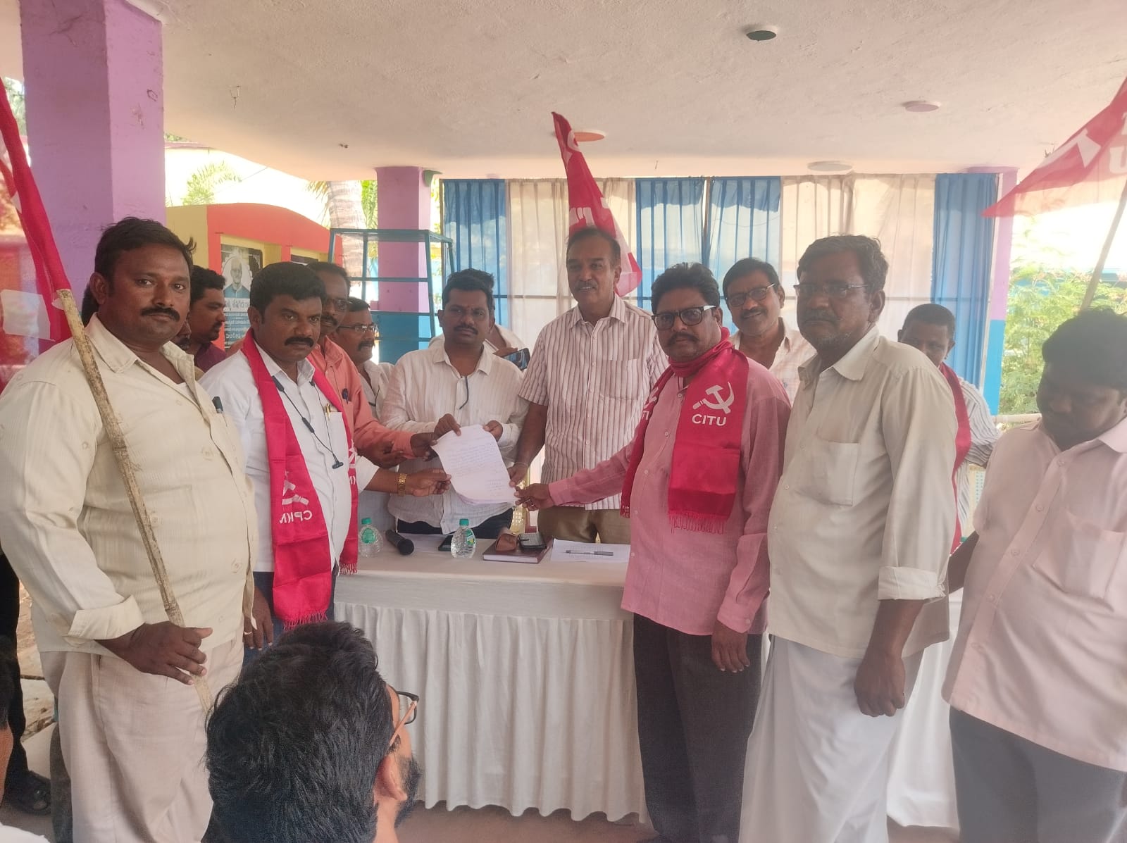 వినతి పత్రం అందజేస్తున్న నాయకులు