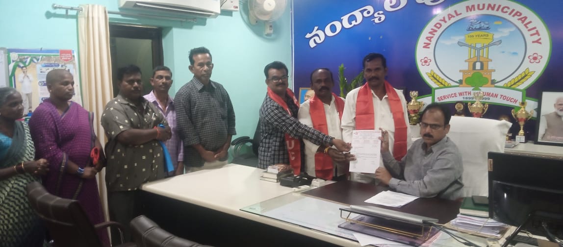 మునిసిపల్ కమిషనర్ కు వినతిపత్రం అందచేస్తున్న నాయకులు