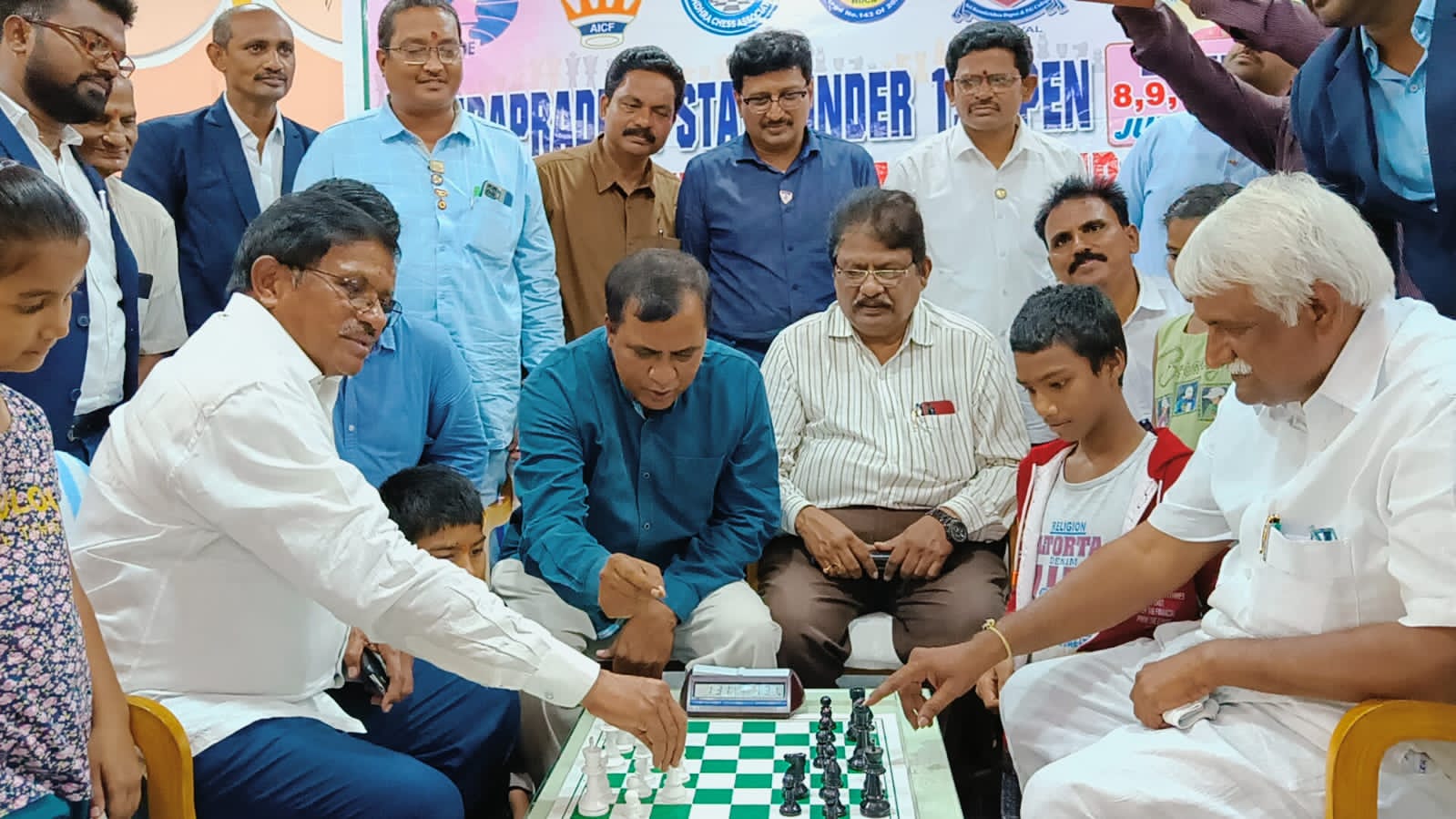  పోటీలను ప్రారంభిస్తున్న ఎంపీ పోచా బ్రహ్మానంద రెడ్డి, డాక్టర్‌ రామకృష్ణారెడ్డి, చిత్రంలో ఐఎంఏ రాష్ట్ర అధ్యక్షులు డాక్టర్‌ రవికృష్ణ, ఆంధ్ర చెస్‌ సంఘం అధ్యక్షులు కెవివి శర్మ తదితరులు