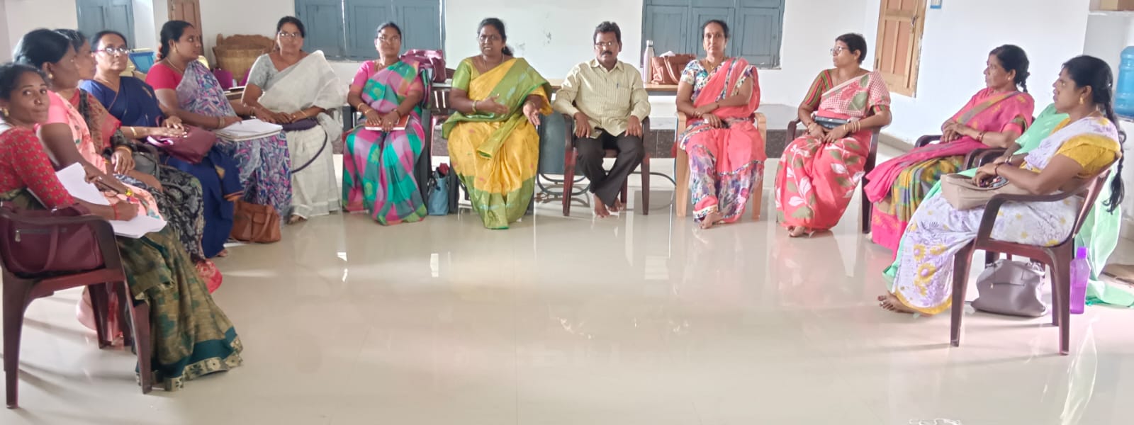 జిల్లా కమిటీ సమావేశంలో మాట్లాడుతున్న నాయకులు