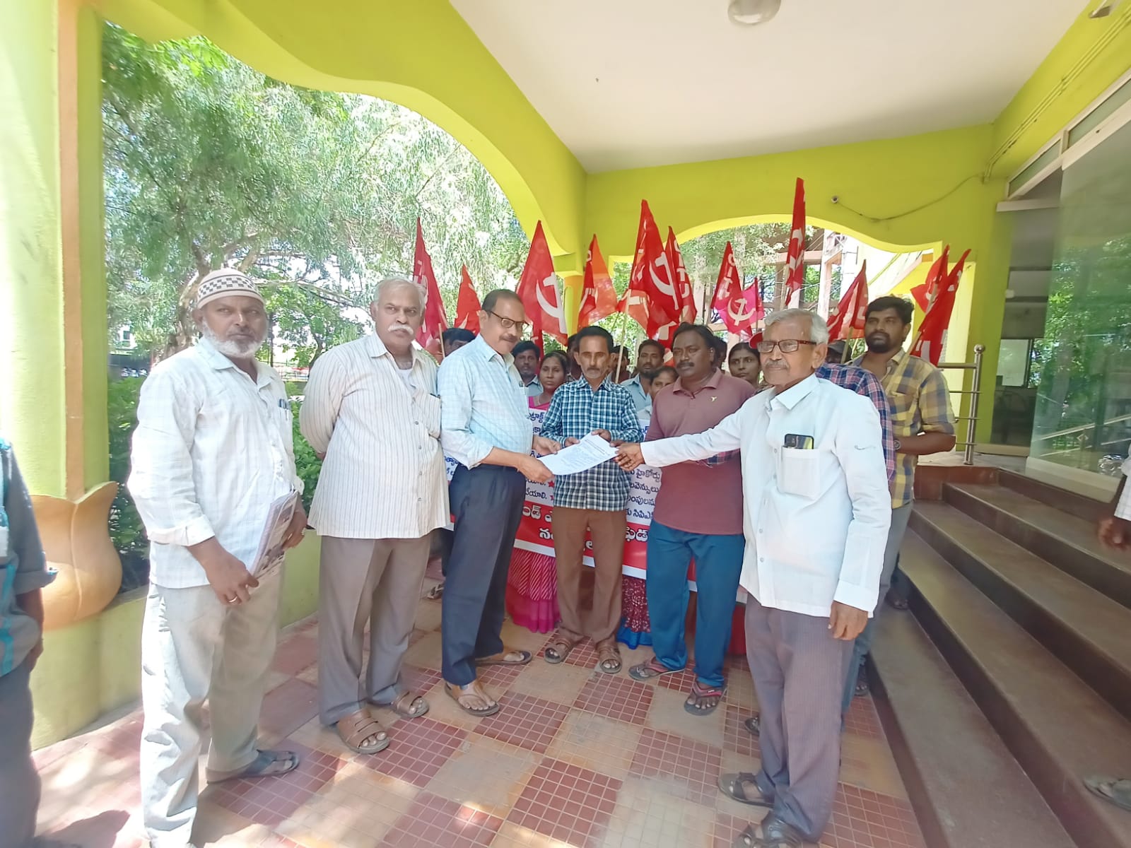 మునిసిపల్‌ ఇంజనీర్‌కు వినతిపత్రం అందచేస్తున్న నాయకులు