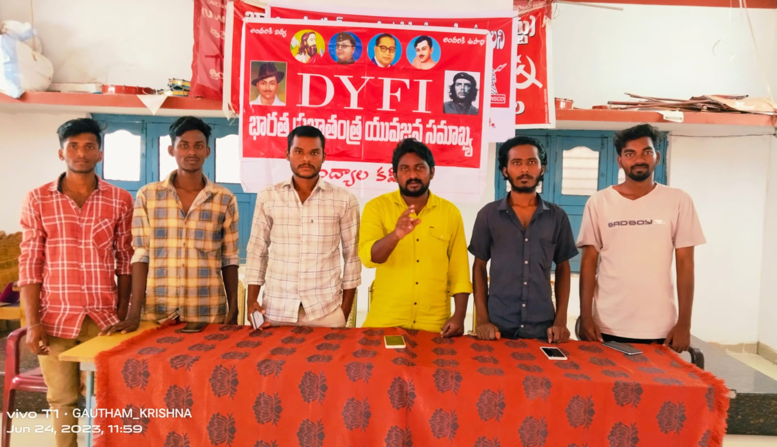 సమావేశంలో మాట్లాడుతున్న పట్టణ కార్యదర్శి శివ