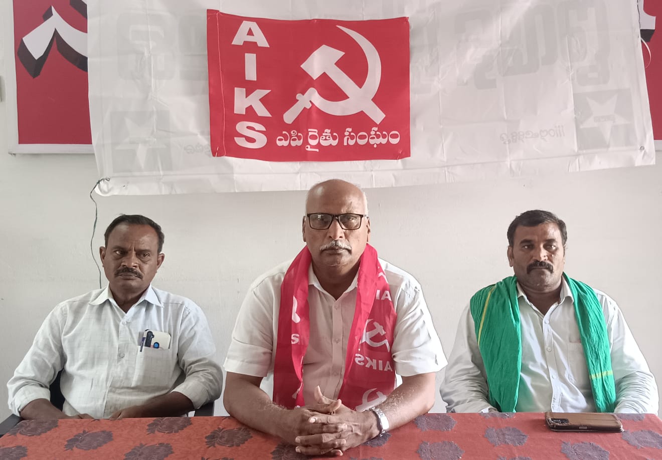 సమావేశంలో మాట్లాడుతున్న రైతు సంఘం నాయకులు రమేష్‌ కుమార్‌