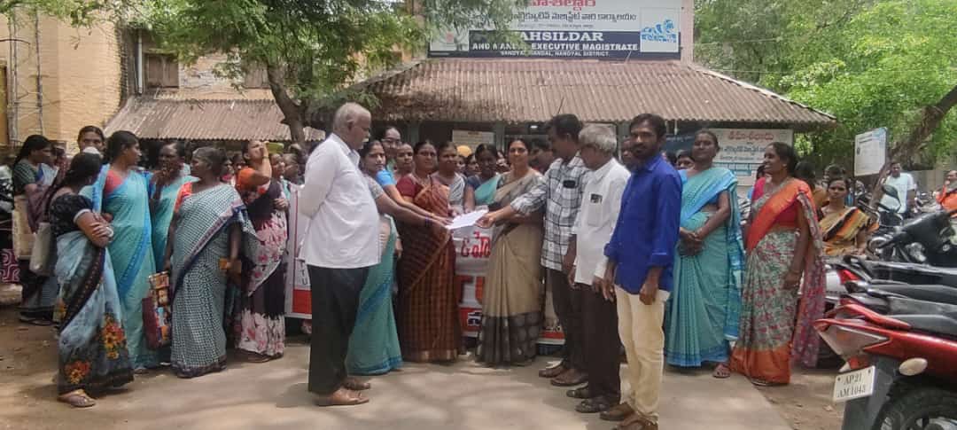 డిప్యూటీ తాసిల్దార్‌ రమాదేవికి వినతి పత్రం అందిస్తున్న సిఐటియు నాయకులు