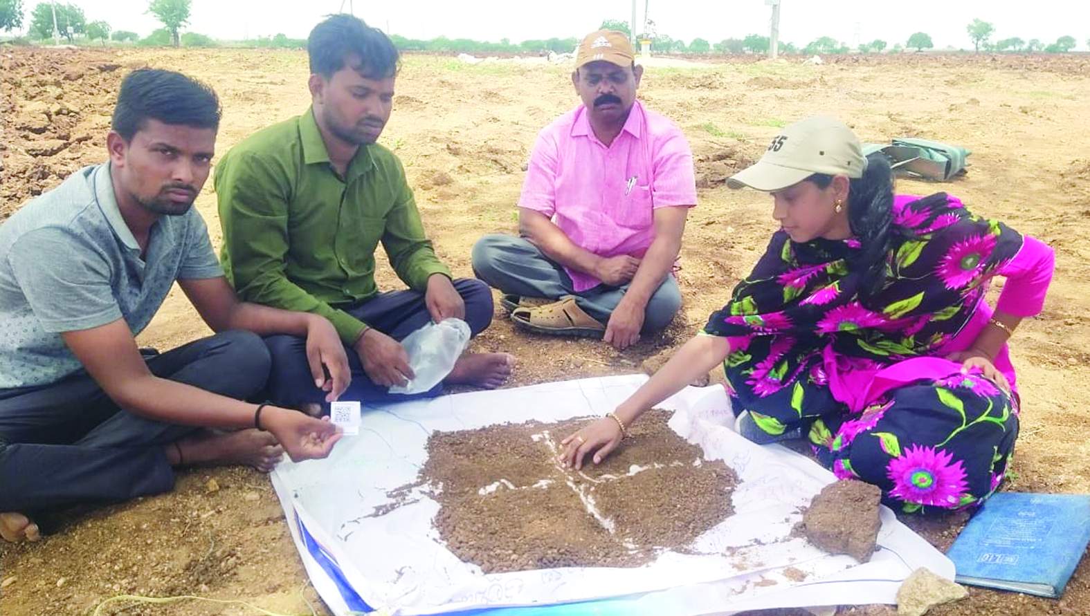 మట్టి నమూనాను పరిశీలిస్తున్న వ్యవసాయ అధికారులు