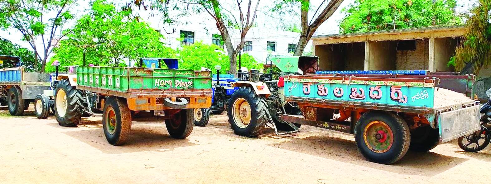 పోలీసు స్టేషన్‌ ఆవరణలో ఉన్న ట్రాక్టర్లు