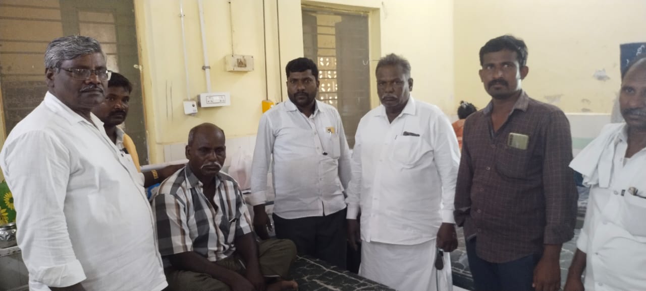 పరామర్శిస్తున్న టీడీపీ ఎస్సి సెల్‌ నాయకులు దావీదు, బాలరాజు