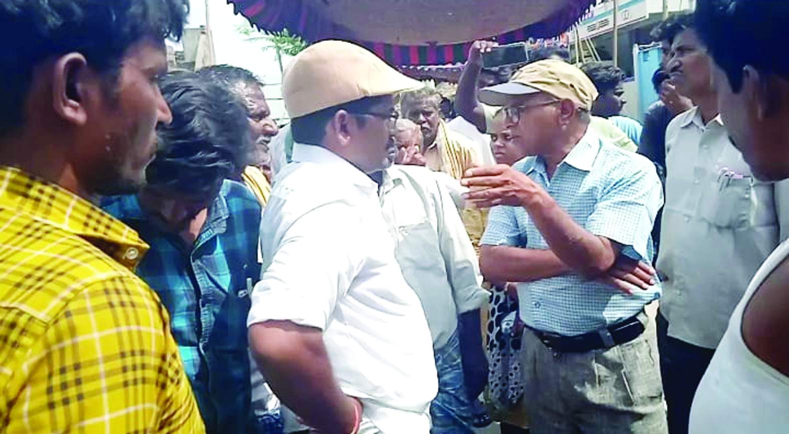 అధికారులతో మాట్లాడుతున్న మాల మహానాడు నాయకులు