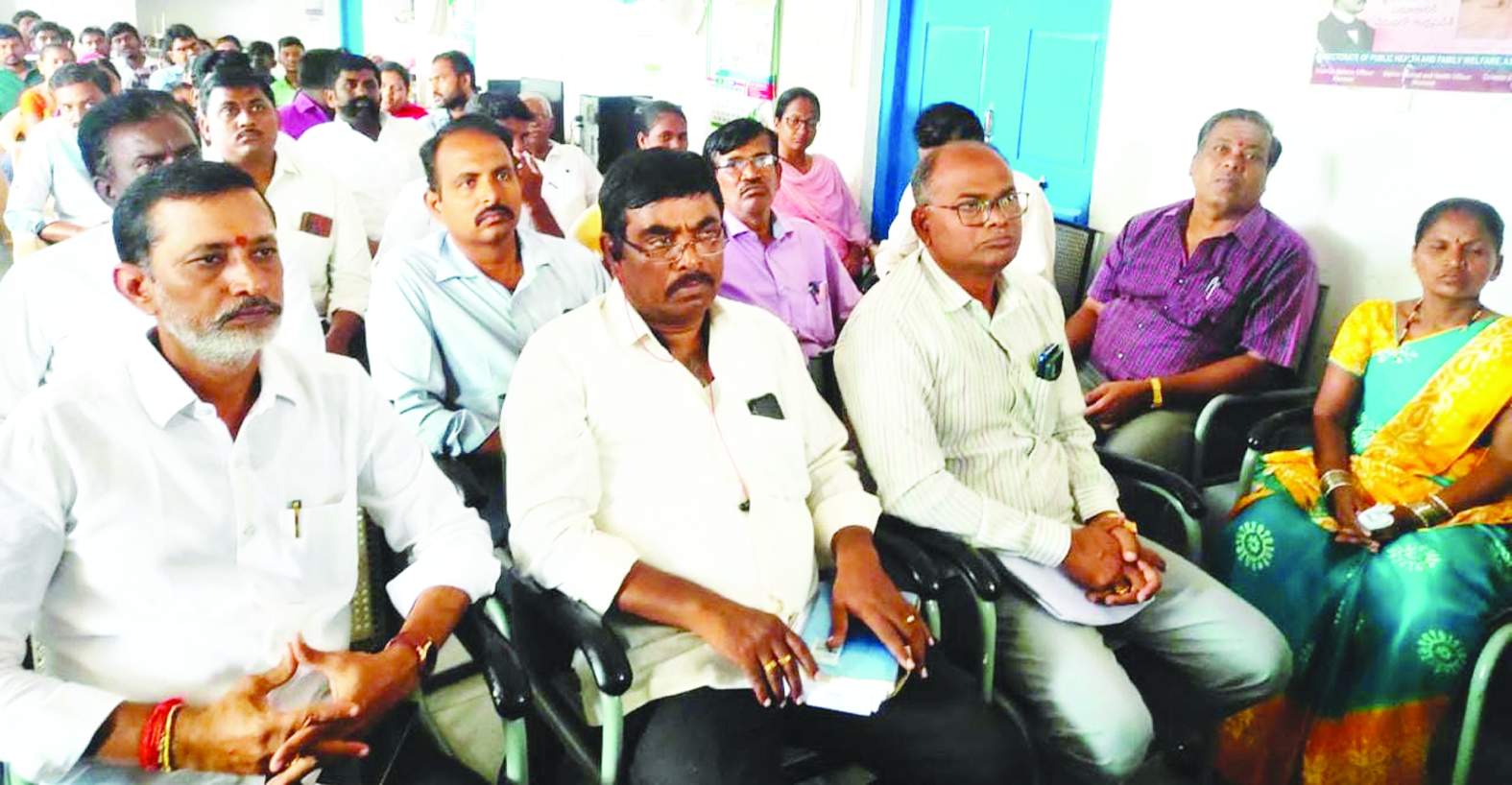 ముఖ్యమంత్రి సందేశాన్ని వింటున్న అధికారులు