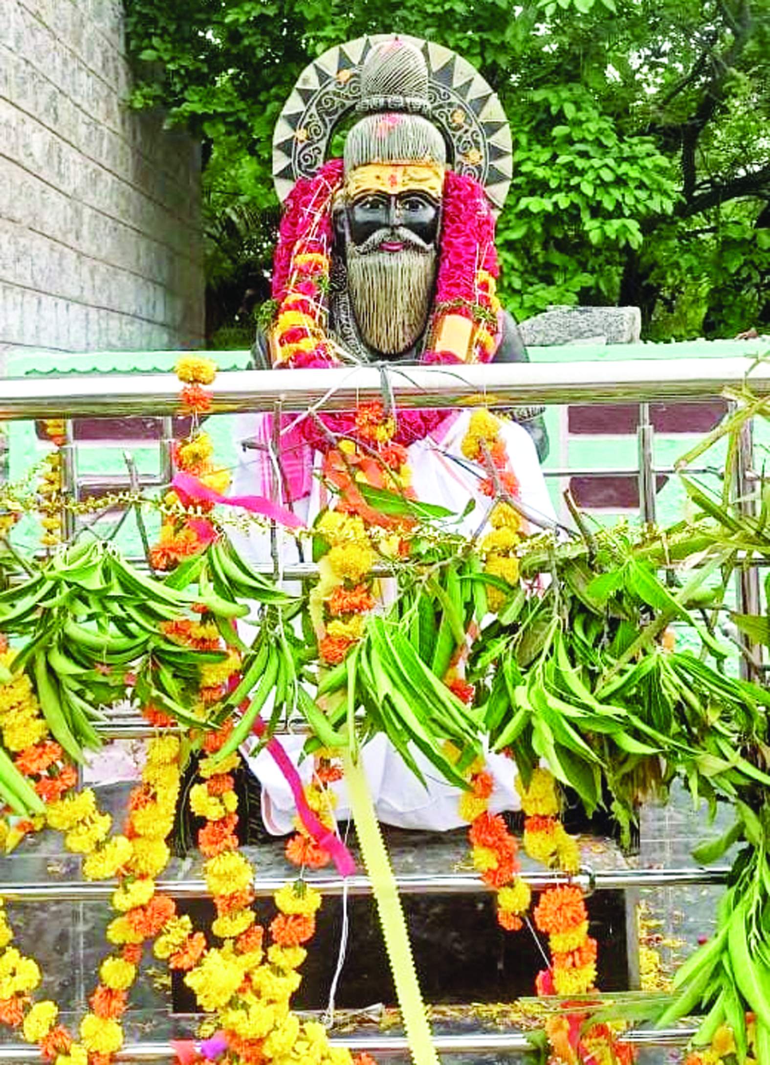 నూతనంగా ప్రతిష్టించిన వాల్మీకి విగ్రహం