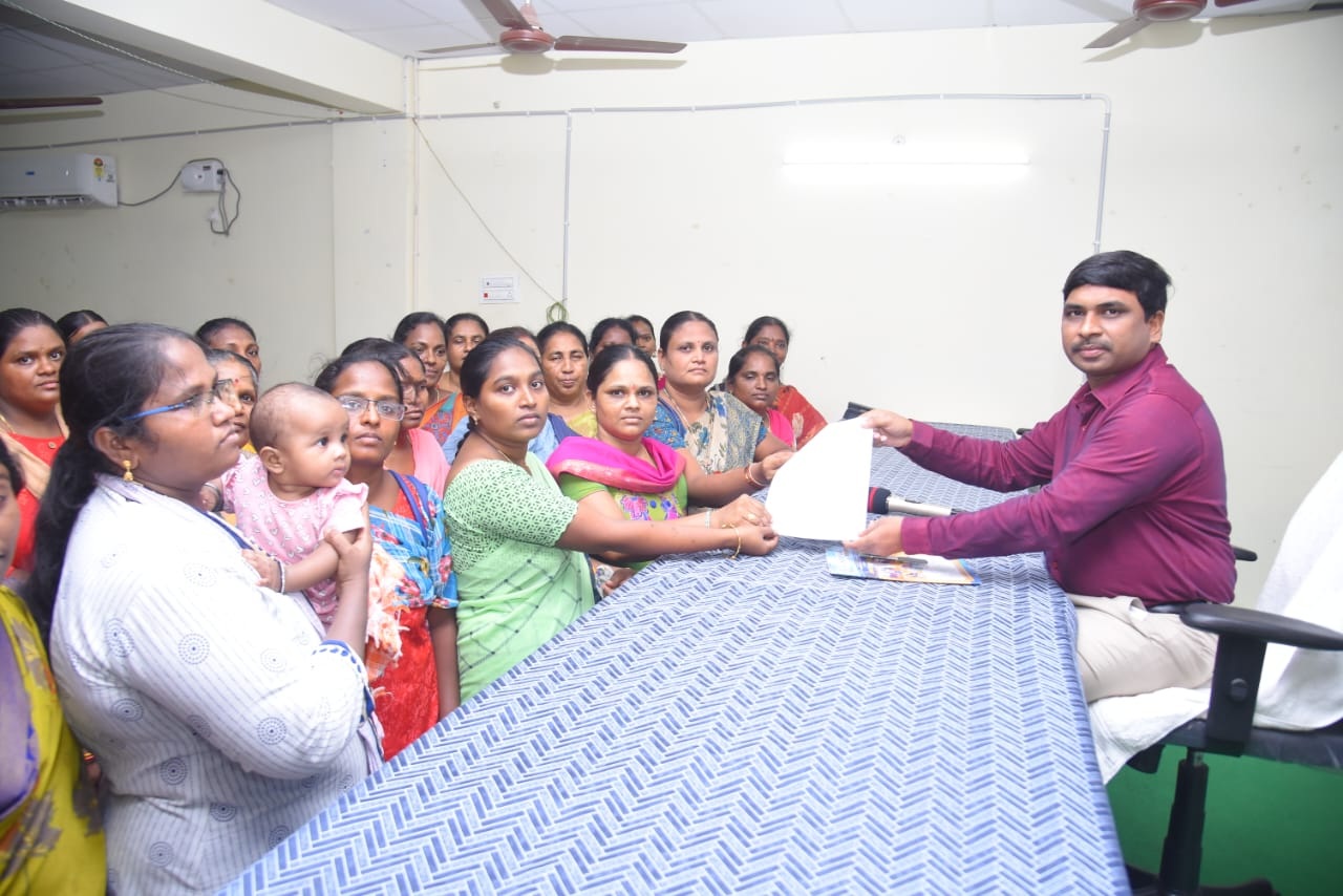 పని చేస్తున్న మమ్మల్ని తొలగించొద్దు