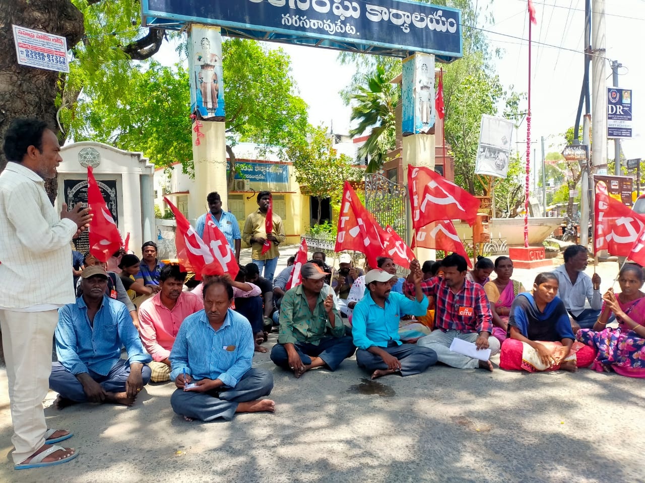 పర్మినెంట్‌ చేయాలని మున్సిపల్‌ కార్మికుల ధర్నా