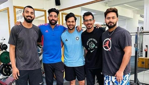 Pant-met-teammates-in-NCA