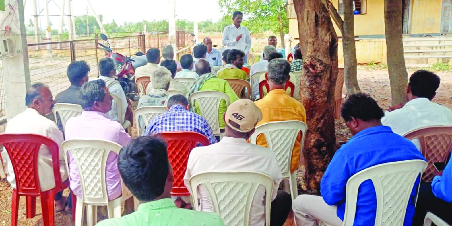 రైతులకు అవగాహన కల్పిస్తున్న ఎడిఇ రాఘవేవంద్ర
